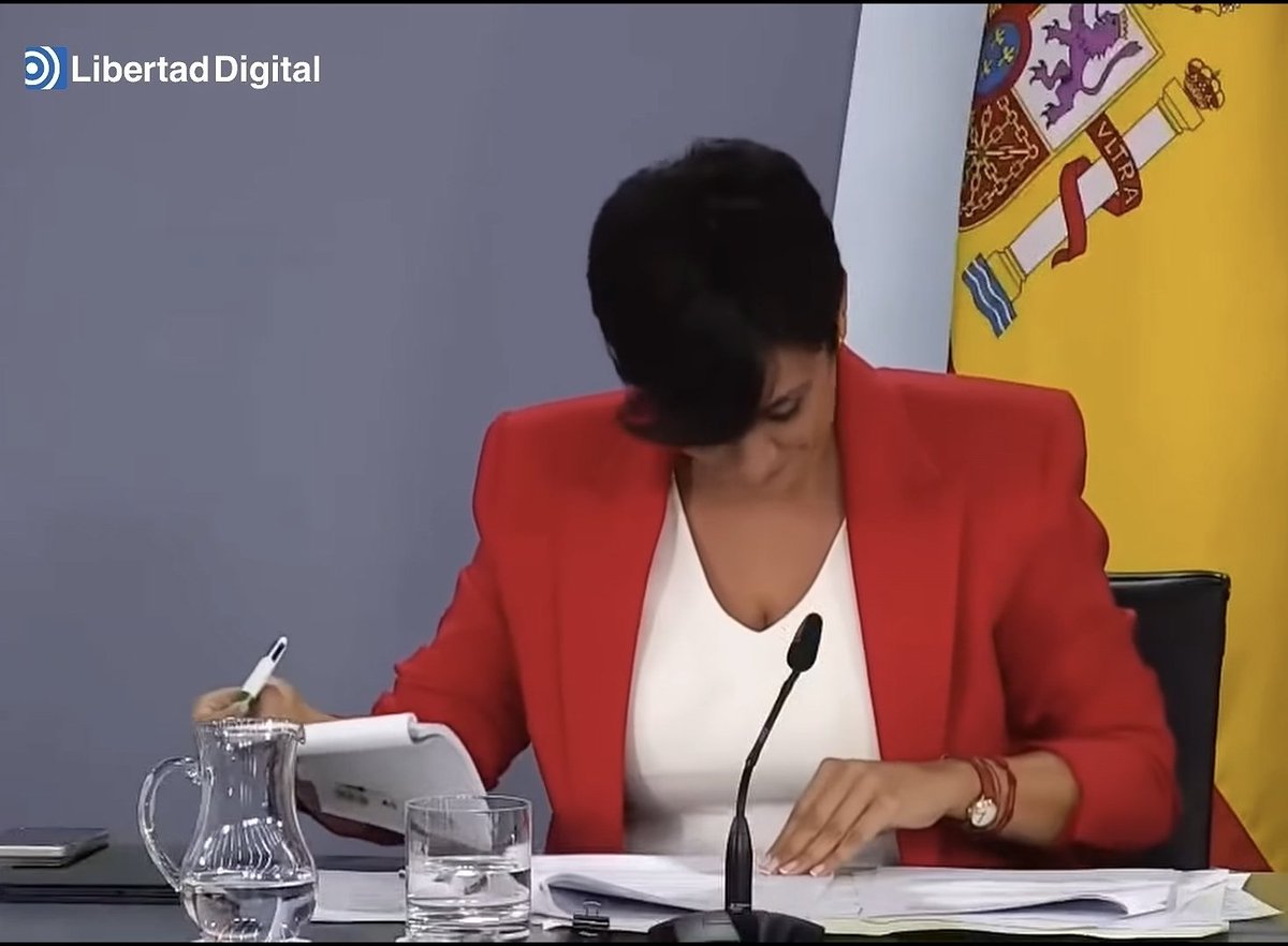 profsecundario's tweet photo. La ministra de Vivienda, antes de hacer el ridículo revolviendo papeles en busca de su cerebro, se ha referido en rueda de prensa a una pequeña empresa de siete empleados como una "pyme buitre" y "muy carroñera". La empresa, que da de comer a las familias de unos trabajadores que ganan mucho menos dinero que la propia ministra, podría perfectamente denunciar por difamación al Estado español o, al menos, decirles al presidente del gobierno y a sus ministros que luego no se quejen demasiado si les llaman "hijos de puta".

Los socialistas, careciendo de poder alguno para sacar adelante leyes, y mucho menos Presupuestos Generales, se comportan ya desinhibidamente como un aparato de agitprop, como un sindicato de insultadores profesionales que injurian y persiguen hasta la extorsión (clanes de narcotraficantes mediante) a todos aquellos que osan poner en cuestión sus prácticas degeneradas: la prensa crítica, los jueces independientes o, incluso, ciudadanos particulares cuyo mayor delito es el de observar las leyes que los mismos socialistas pusieron en circulación. 

¡Qué malos tiempos para España y los españoles! ¡Qué vergüenza de país nos está dejando la izquierda que gobierna, los ciudadanos que los votan y una Unión Europea que debe considerar que un gobierno de mafiosos en la cuarta economía del euro es un hecho folklórico español en el siglo XXI como en el XIX lo fueron los mantones de Manila y los bandoleros de Despeñaperros! Estos otros bandoleros, emboscados en las criminales espesuras de la calle Ferraz y el Palacio de La Moncloa, pagarán por sus acciones si a la nación le queda un mínimo de dignidad.