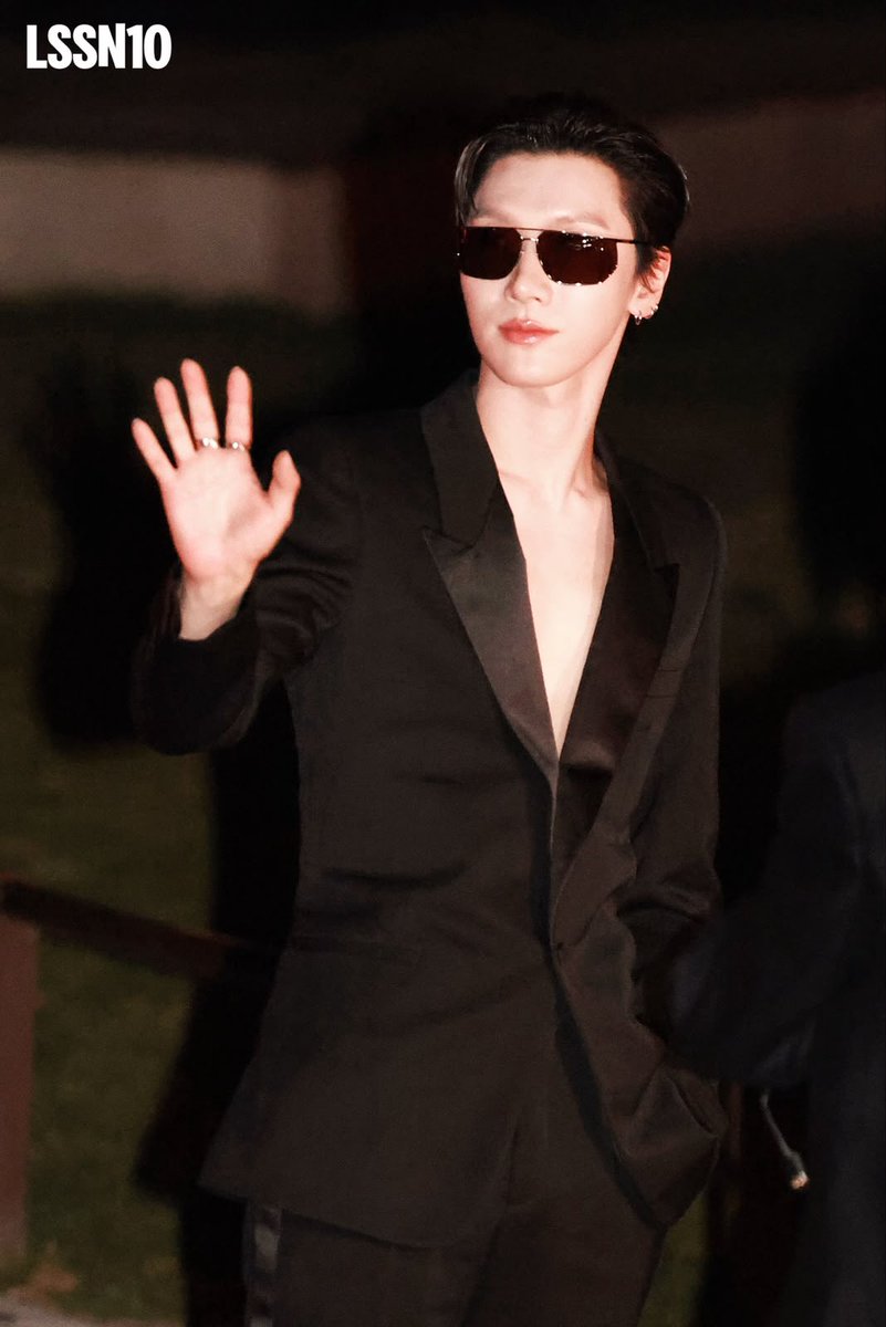 TheePopCore's tweet photo. TEN is an absolute stunner at the Saint Laurent show. https://t.co/x2M7pxPWWi