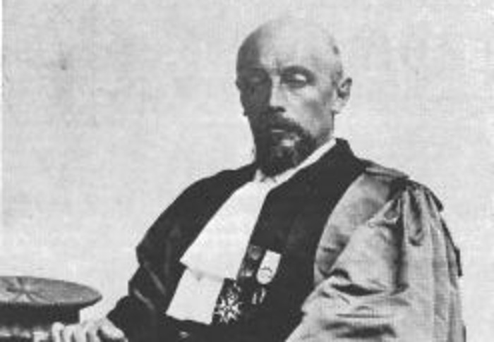 tkapler's tweet photo. Dnes je to přesně 122 let. V temné laboratoři v Nancy četl profesor ze stupnice spektrum záření, které neexistovalo. Host z Ameriky mezitím strčil klíčový hliníkový hranol do kapsy. Čísla se nezměnila.

Roku 1903 oznámil Prosper-René Blondlot z univerzity v Nancy nový druh záření. Pojmenoval ho N-paprsky podle rodného města. Doba tomu přála. Wilhelm Röntgen objevil paprsky X, Henri Becquerel radioaktivitu a J. J. Thomson elektron. Další neviditelné záření vypadalo jako přirozený krok vpřed. Francie měla i národní pohnutku: Röntgen byl Němec.

Blondlot byl seriózní fyzik. Už v roce 1891 jako první změřil rychlost rádiových vln a dostal se na 297 600 kilometrů za sekundu, tedy s přesností na jedno procento dnešní hodnoty. Tentokrát však detektorem nebyl přístroj, ale lidský zrak. N-paprsky měly nepatrně zesilovat jas malé elektrické jiskry nebo světélkujícího proužku síranu vápenatého. Pozorovatel musel sedět v úplné tmě, nechat oči přizpůsobit a hlásit, kdy stínítko zjasní.

Brzy se spustila lavina. Paprsky údajně procházely dřevem, hliníkem i černým papírem, zatímco voda je zadržovala. Vycházely ze Slunce, z plynového hořáku, z kovů, cihel i z lidského těla. Kolega z Nancy Augustin Charpentier tvrdil, že záření vyzařuje mozek, svaly i nervy a že by se jím dalo zobrazovat srdce. Jean Becquerel, syn objevitele radioaktivity, hlásil, že paprsky lze vést po drátě. Za necelé dvě léta vyšlo kolem tří stovek článků od stovky autorů. Mimo Francii však Lord Kelvin, William Crookes ani Heinrich Rubens nenaměřili vůbec nic.

Na podzim 1904 se v Cambridgi sešla Britská asociace pro rozvoj vědy. Fyzikové se dohodli, že do Nancy vyslouží někoho, kdo rozumí optice a nezalekne se nepříjemné konfrontace. Vybrali Roberta W. Wooda z Johns Hopkinsovy univerzity (@JohnsHopkins). Wood proslul tím, že odhaloval triky spiritistů. Do laboratoře vstoupil zdvořile. Po třech hodinách vycházel s jistotou, že přihlíží pouhému přeludu.

Nejprve mu předvedli jiskru. Wood žádné zjasnění neviděl, a tak mu řekli, že má málo citlivý zrak. Pak přišel na řadu spektroskop s hliníkovým hranolem: paprsky se měly rozložit do spektra a světélkující proužek na oblouku měl v určitých místech zesílit. Místnost byla ponořená do tmy. Wood nepozorovaně hranol vyndal. Blondlot dál diktoval tytéž čáry na týchž místech. Wood navíc vyměnil ocelový pilník, který měl paprsky vysílat, za kousek dřeva – to přitom podle Blondlotovy vlastní teorie nic vysílat nemělo. Výsledek zůstal beze změny.

Zprávu odeslal 22. září. Časopis Nature (@Nature) ji otiskl 29. září 1904. Blondlota nejmenoval; stačilo uvést „jedna z laboratoří, v nichž se tyto obzvlášť prchavé paprsky projevují“. Závěr byl neúprosně věcný: autor nenašel jediné pozorování, které by existenci paprsků potvrzovalo, a odešel s přesvědčením, že ti, kdo kladné výsledky hlásí, klamou sami sebe.

Francouzská akademie věd přesto Blondlotovi ještě téhož roku udělila Cenu Leconte spojenou s odměnou 50 000 franků, což byl zhruba pětinásobek tehdejšího ročního profesorského platu. Oficiálně za celoživotní dílo, nikoli výslovně za N-paprsky. I tak to působilo, jako by vědecká obec posvětila objev, který se právě hroutil. Časopis Revue scientifique uspořádal anketu ze čtyř desítek odpovědí se Blondlota zastala jen hrstka. Chemik Joseph-Achille Le Bel to shrnul přímo: je to výmluvný pohled na francouzskou vědu, když jeden z jejích předních učenců měří polohu spektrálních čar, zatímco hranol leží v kapse amerického hosta.

Do roku 1905 už N-paprsky mimo Nancy téměř nikdo nebral vážně. Blondlot z katedry odešel v roce 1910, v jednasedmdesáti letech. Zemřel roku 1930. Pověst, že ze skandálu zešílel nebo si vzal život, je jen mýtus pozdějších vypravěčů. V roce 1926 s ním hovořil někdejší asistent katedry: úsudek měl zcela v pořádku a v paprsky dál věřil. Jen o nich už na veřejnosti nemluvil.

Příběh je poučný právě proto, že v něm nejde o chladnokrevný podvod. Blondlot si do protokolu nic nevymýšlel. Viděl to, co vidět chtěl, a kolegové v temné místnosti to podlehnutím sugesci viděli s ním. Přání bylo otcem myšlenky. Stejný sklon lidské mysli dnes ve výzkumu ošetřuje předběžná registrace experimentů, anonymizované hodnocení a důraz na opakovatelnost pokusů. Rozdíl je v rychlosti. Tehdy stačil jediný muž, kufřík a zhasnuté světlo. Dnes by podobný omyl stihl obletět svět dřív, než by kdokoli dostal příležitost sáhnout po hranolu.

Zpráva v časopise Nature slaví 122 let přesně dnes. Věda si nesundala svatozář proto, že by byla slabá. Dokázala svou sílu tím, že někdo v pravou chvíli zhasnul a zkontroloval, zda přístroj vůbec ještě něco měří.

Každý den sem přidávám příběh o vědeckých úspěších. Dnešní výročí jsem využil k tomu, abych ukázal, že krása vědy spočívá právě v tom, že dokáže jednoznačně vyvrátit omyly, nepravdu a pavědecké bludy. Bohužel dnes ale přesto může mít silnější hlas ten, kdo šíří bludy, než celá vědecká obec.

Napište do komentářů, co si o tom myslíte, přidejte lajk, sdílejte příspěvek a nezapomeňte mě sledovat, ať vám neuteče další díl.