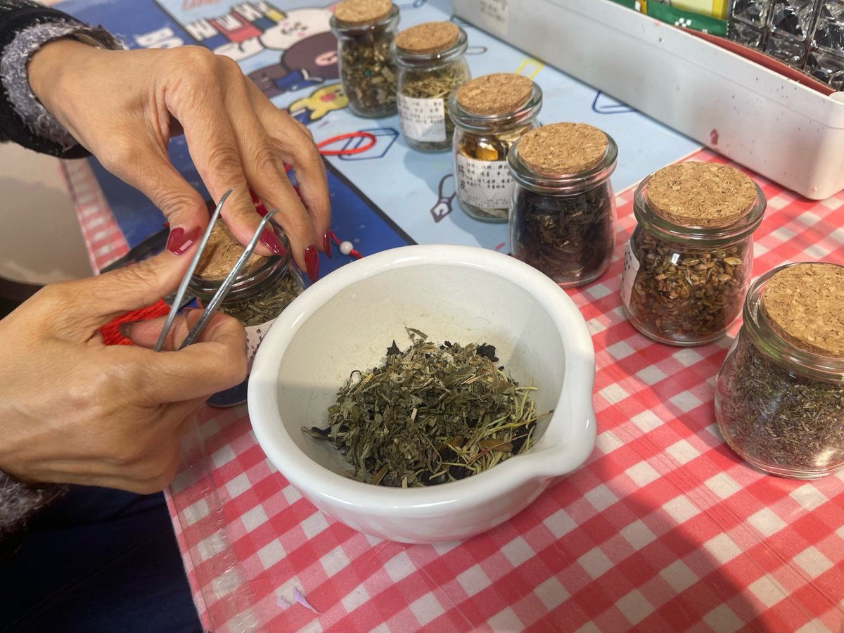 SantosFranfvr's tweet photo. Transformé viejos frascos de vidrio en lindo portavelas para el escritorio  Económico y ecológico!， https://t.co/ZqhZN0naNb