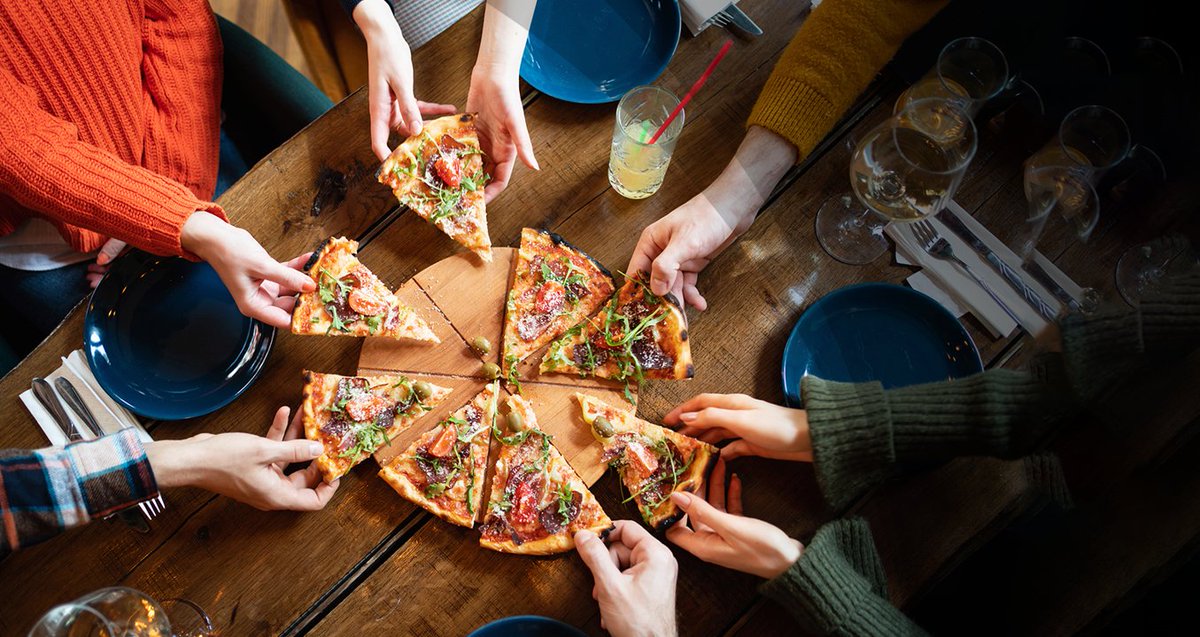 Laceytitmuparg's tweet photo. Noche tranquila en casa con mis personas favoritas: pizza casera, risas y películas viejas. Los mejores momentos son sencillos!， https://t.co/wIUttBT9Zq