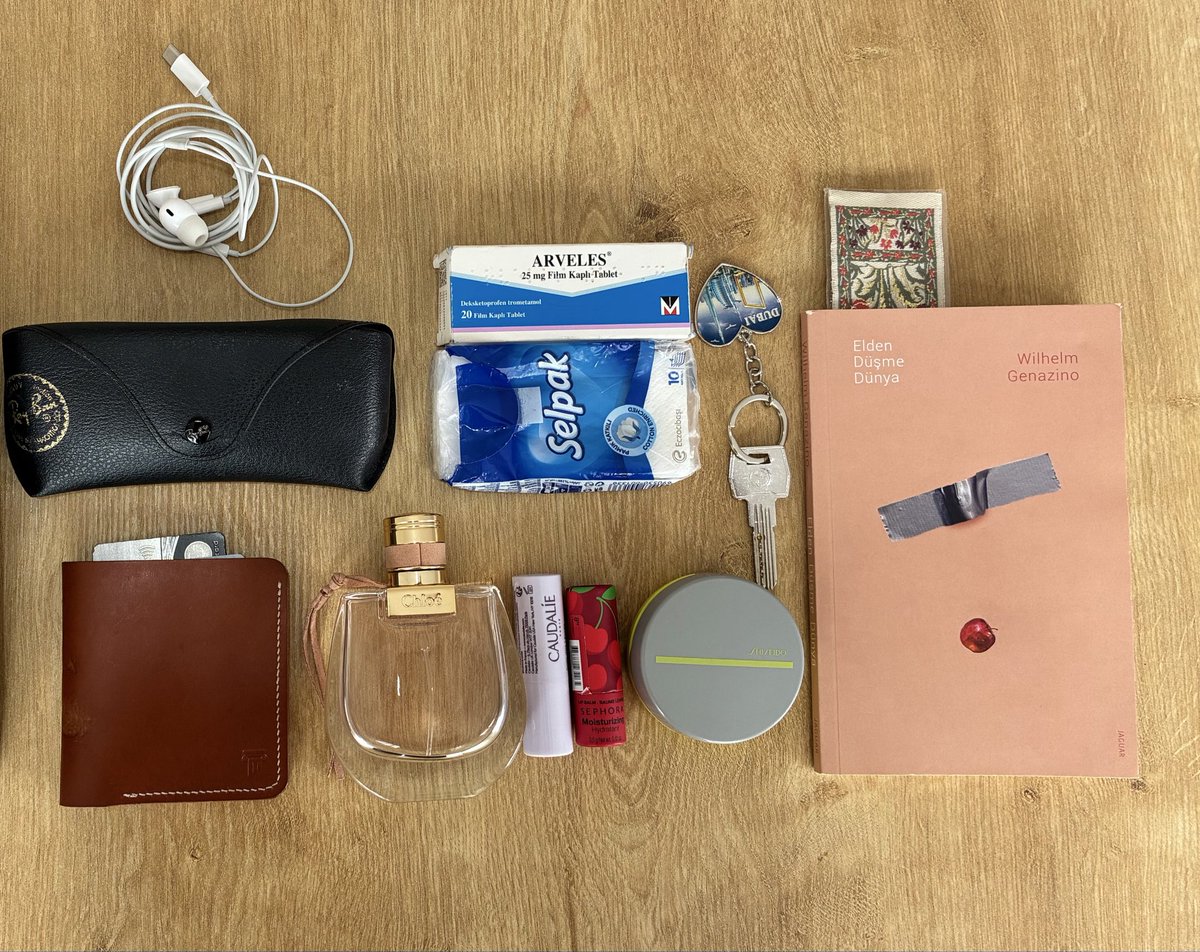 user323rd's tweet photo. what’s in my bag https://t.co/XjgGe0lAXn
