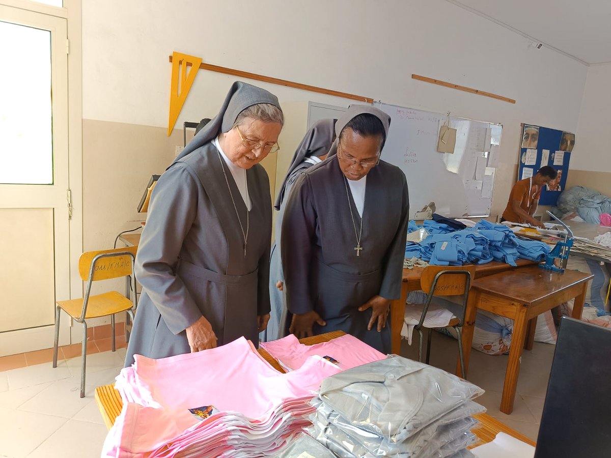 Cgfmanet_Org's tweet photo. #29settembre2026 In Madagascar, la Madre incontra l'Ispettrice suor Blandine Rafaraonisoa, il Consiglio, le Direttrici e visita l'Auxi-jeuness, un'azienda di confezioni promossa dalle #FMA per sostenere l'autonomia economica dei giovani e delle giovani donne del luogo. #IFMA https://t.co/iYCNd8Drr0