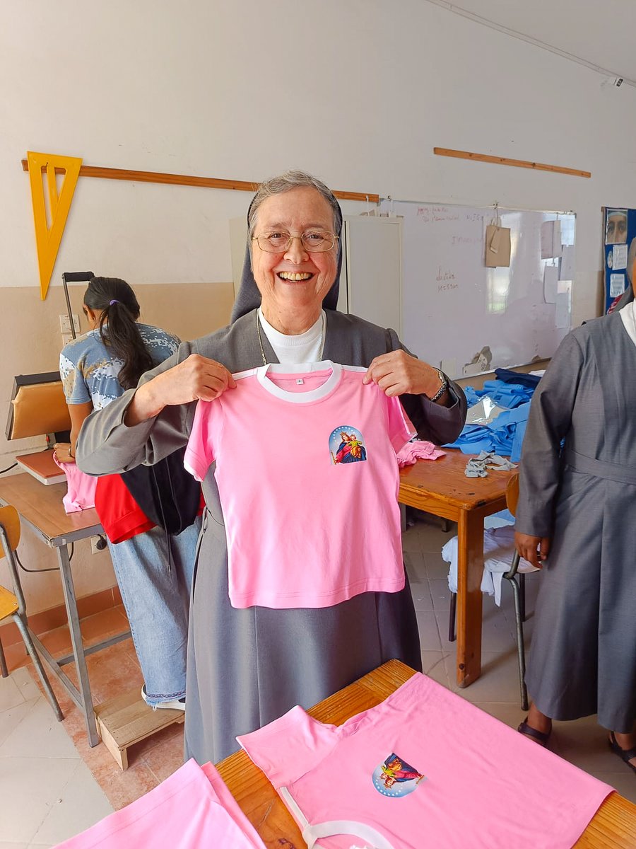 Cgfmanet_Org's tweet photo. #29settembre2026 In Madagascar, la Madre incontra l'Ispettrice suor Blandine Rafaraonisoa, il Consiglio, le Direttrici e visita l'Auxi-jeuness, un'azienda di confezioni promossa dalle #FMA per sostenere l'autonomia economica dei giovani e delle giovani donne del luogo. #IFMA https://t.co/iYCNd8Drr0