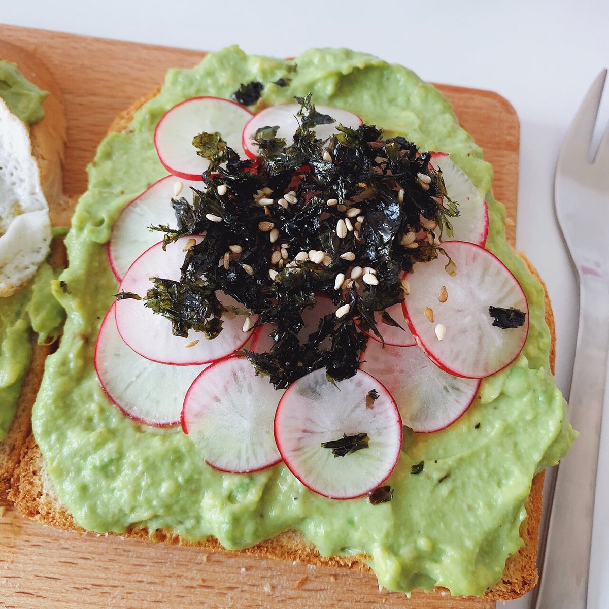 SeemaRaigoza's tweet photo. Tostadas de aguacate y huevo en 5 minutos! Ricas, fáciles y perfectas para el desayuno. https://t.co/bOSOf7XMuF
