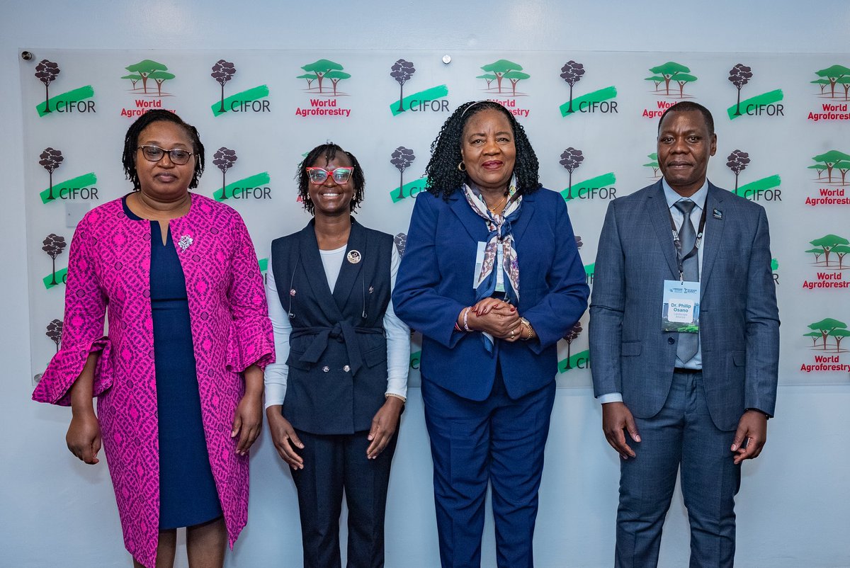 TheLandAlliance's tweet photo. 1/ Today, Landscape Alliance joined scientists, policymakers and partners at #ScienceSummitNairobi. 

The programme opened with a keynote by H.E. Ambassador @IdaOdinga, who highlighted the interconnected challenges facing our planet and communities.

#LandscapeAlliance @ScienceUnga