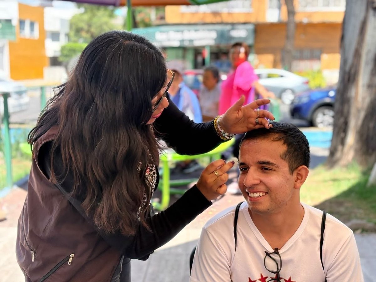 evelyn_parraA's tweet photo. Jornada de Belleza en la Plaza del Ejecutivo
Porque sentirnos bien también es parte de nuestro bienestar.

Realizamos una jornada de belleza y cuidado personal, acercando estos servicios a nuestras vecinas y vecinos de Venustiano Carranza. 🌸✨💇🏻‍♀️

#JornadaDeBelleza https://t.co/vbLvAbReYE