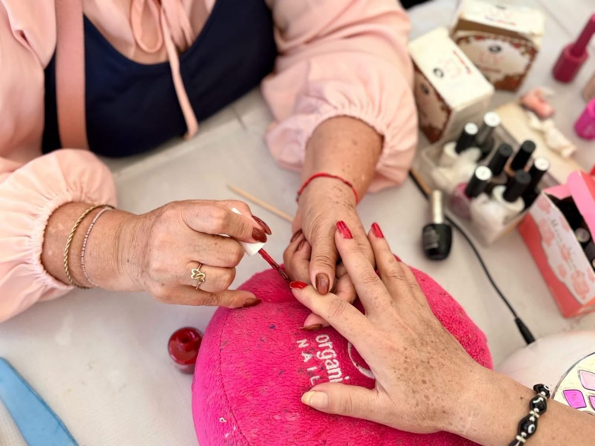 evelyn_parraA's tweet photo. Jornada de Belleza en la Plaza del Ejecutivo
Porque sentirnos bien también es parte de nuestro bienestar.

Realizamos una jornada de belleza y cuidado personal, acercando estos servicios a nuestras vecinas y vecinos de Venustiano Carranza. 🌸✨💇🏻‍♀️

#JornadaDeBelleza https://t.co/vbLvAbReYE