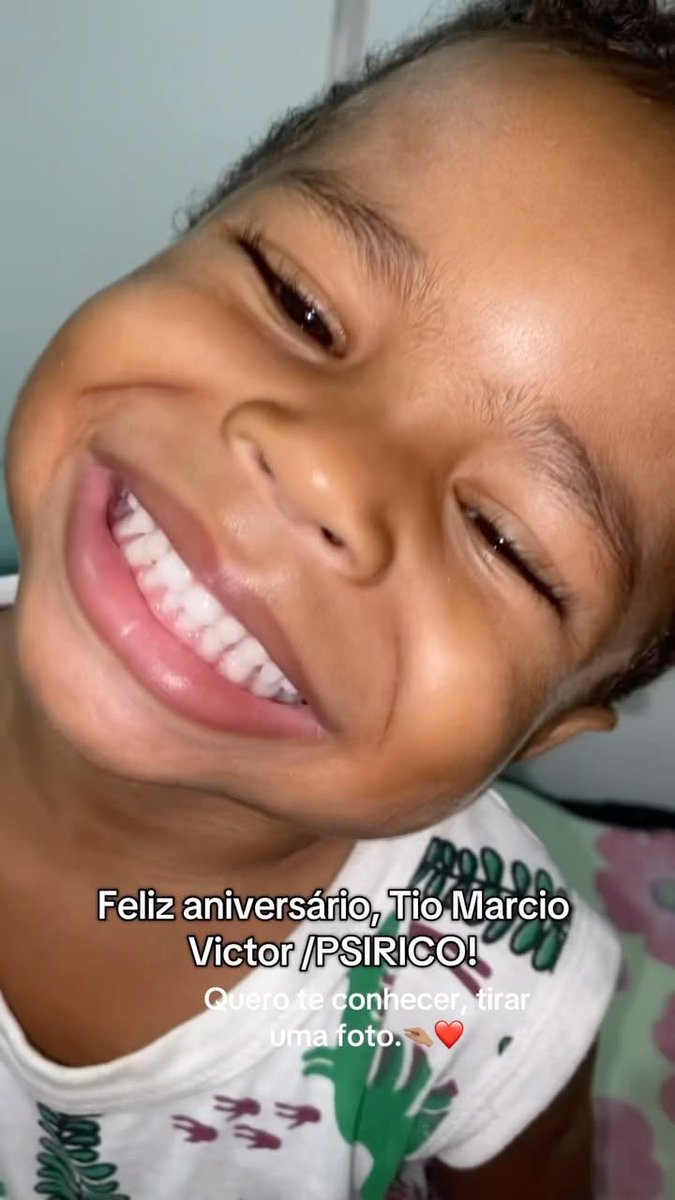 A smiling close-up selfie of a person with braces, overlaid with Portuguese text: 'Feliz aniversário, Tio Marcio Victor/PSIRICO! Quero te conhecer, tirar uma foto.'