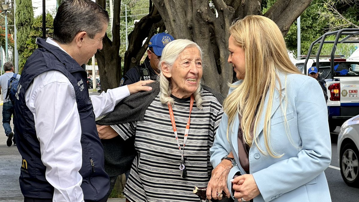 giogutierrezag's tweet photo. ¡Trabajamos 24/7 para seguir construyendo el nuevo rostro de #Coyoacán! 

🏘️👷🏼‍♂️🧑🏻‍🔧 Repavimentamos la calle Museo, en una segunda etapa, de Hidalgo a Calzada de Tlalpan, que se suma al tramo de Diego Rivera a Hidalgo; un total de 5,400m² de carpeta asfáltica, beneficiando a vecinas y vecinos de San Pablo Tepetlapa, El Rosario y Xotepingo. 

#ContigoImparables 👊✨
