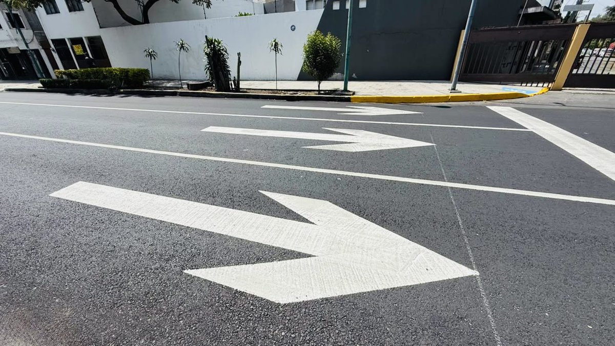 giogutierrezag's tweet photo. ¡Trabajamos 24/7 para seguir construyendo el nuevo rostro de #Coyoacán! 

🏘️👷🏼‍♂️🧑🏻‍🔧 Repavimentamos la calle Museo, en una segunda etapa, de Hidalgo a Calzada de Tlalpan, que se suma al tramo de Diego Rivera a Hidalgo; un total de 5,400m² de carpeta asfáltica, beneficiando a vecinas y vecinos de San Pablo Tepetlapa, El Rosario y Xotepingo. 

#ContigoImparables 👊✨
