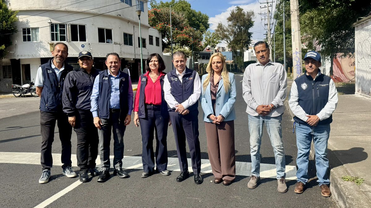 giogutierrezag's tweet photo. ¡Trabajamos 24/7 para seguir construyendo el nuevo rostro de #Coyoacán! 

🏘️👷🏼‍♂️🧑🏻‍🔧 Repavimentamos la calle Museo, en una segunda etapa, de Hidalgo a Calzada de Tlalpan, que se suma al tramo de Diego Rivera a Hidalgo; un total de 5,400m² de carpeta asfáltica, beneficiando a vecinas y vecinos de San Pablo Tepetlapa, El Rosario y Xotepingo. 

#ContigoImparables 👊✨