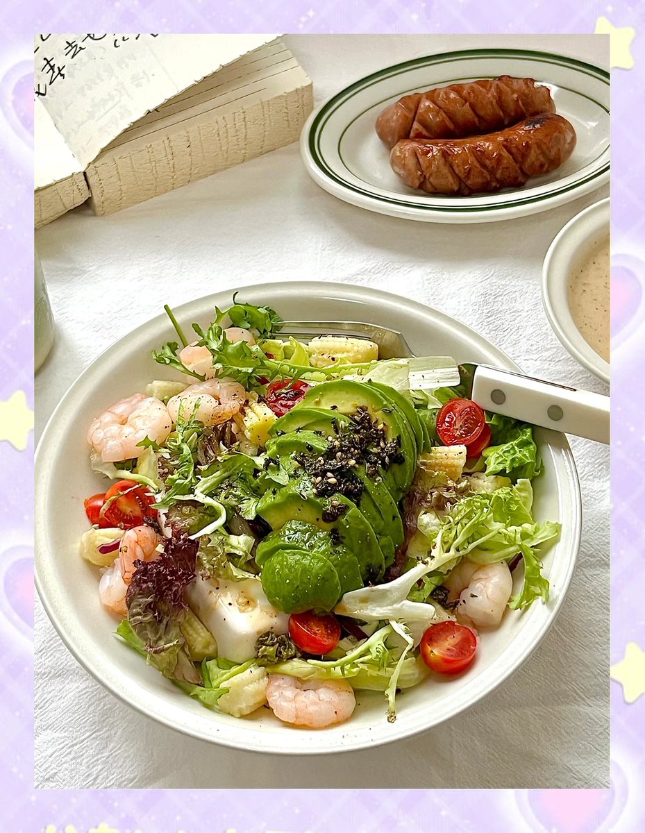 TheolaLeskbvzn's tweet photo. Hoy almorcé una ensalada fresca con aguacate, tomate y queso cottage, ligera y deliciosa para un día ocupado! https://t.co/8Z3Iwh5ekt