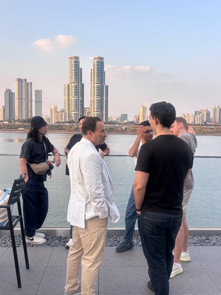 Quark_Chain's tweet photo. Wrapping up another #KBW2026 day by the Han River 🌇
Conversations around AI, payments, stablecoins, and the infrastructure behind the next onchain economy. https://t.co/923dnXOfZj