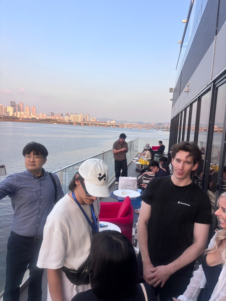 Quark_Chain's tweet photo. Wrapping up another #KBW2026 day by the Han River 🌇
Conversations around AI, payments, stablecoins, and the infrastructure behind the next onchain economy. https://t.co/923dnXOfZj