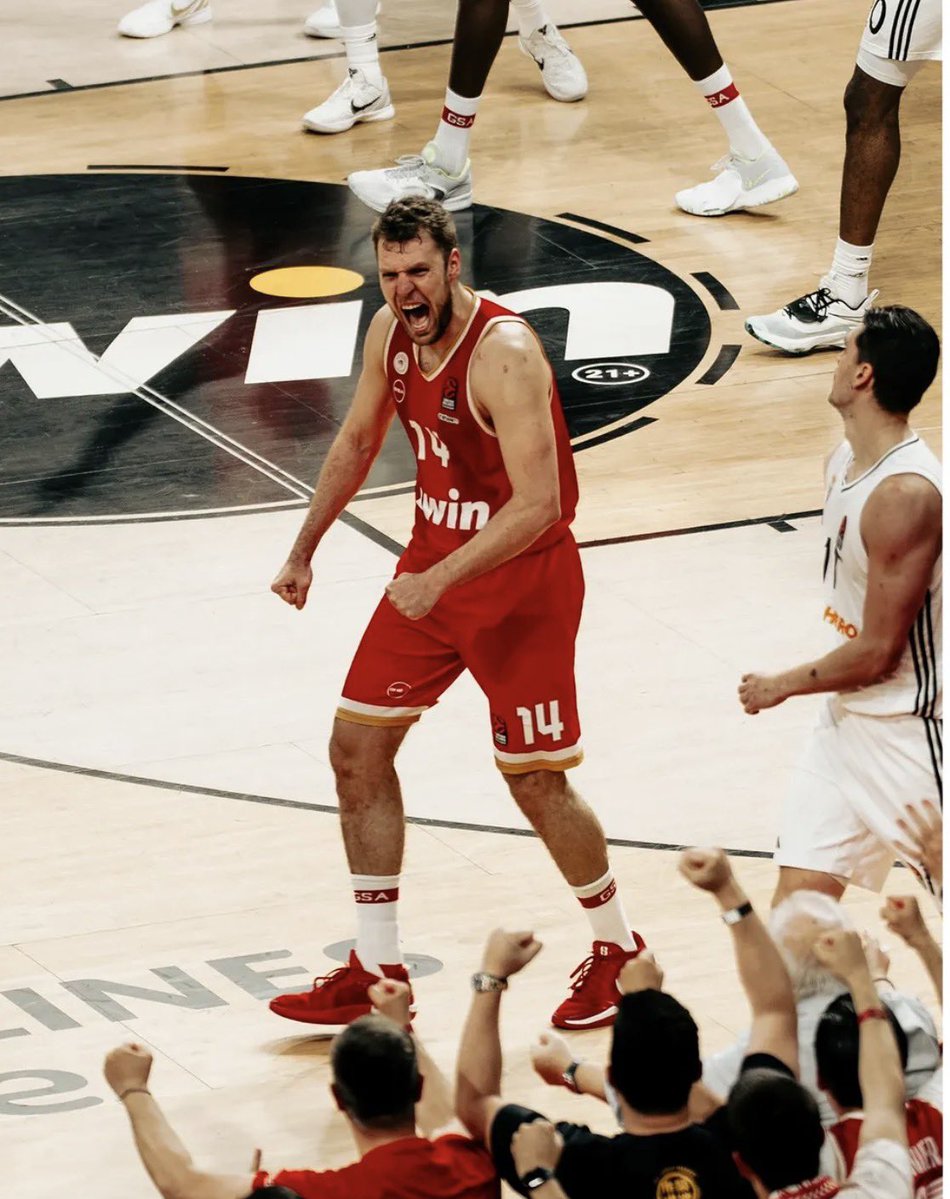 For7Fun's tweet photo. Οι ιστορικοί του μέλλοντος θα γράφουν πως, την εποχή που ο Sasha Vezenkov κυριαρχούσε με τον Ολυμπιακό και διέλυε τα ρεκόρ, οι Παναθηναϊκοί μετρούσαν βολές και τον έλεγαν «Flopenkov». 

The king of Europe.
#OlympiacosBC https://t.co/fqJeADn8MI