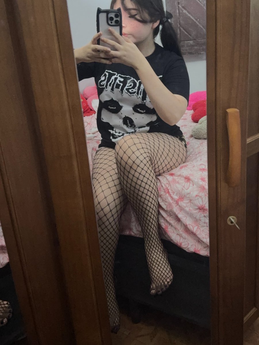 smallilbnnyyy's tweet photo. hiii 🖤 https://t.co/vBVIzRXMFO
