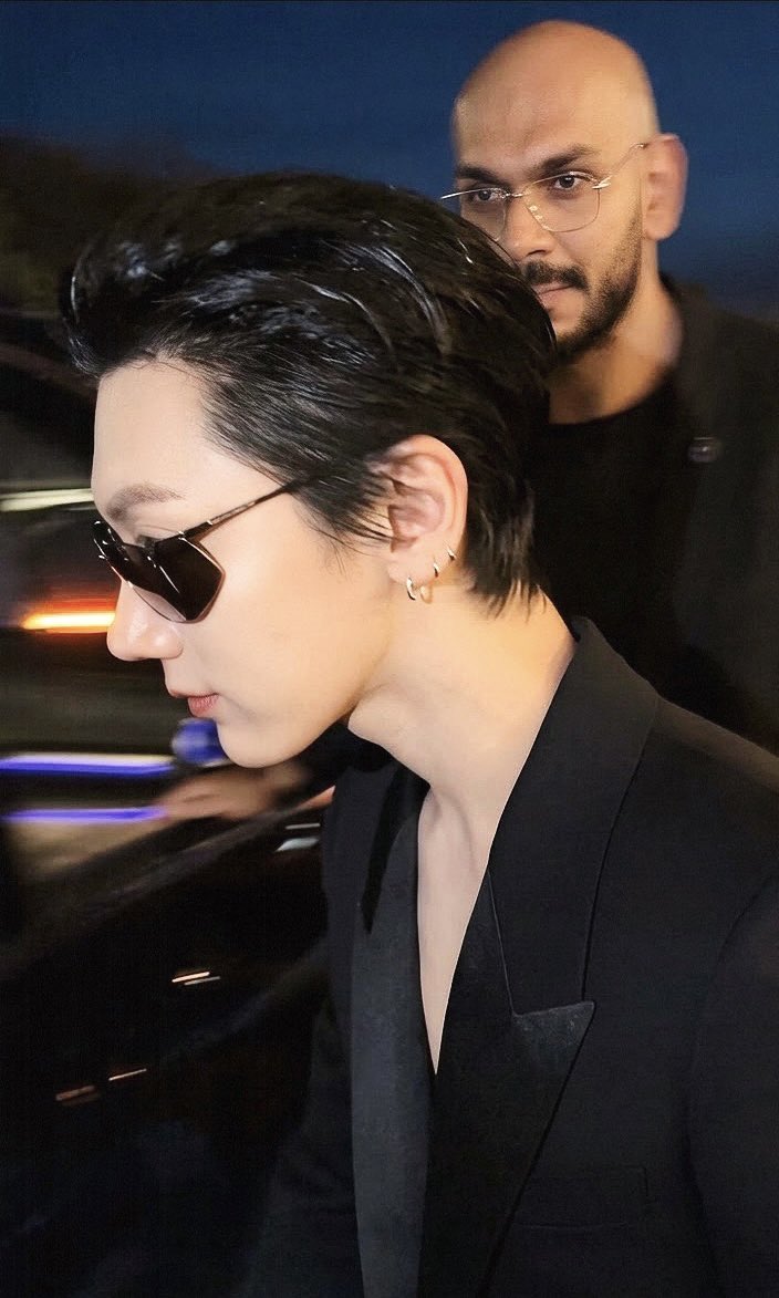 teebangcare's tweet photo. โห ให้เลยอะ ออร่าดาราท่านเหนือกว่าเรามาก โคตรหล่อโคตรบอส

TEN AT SAINT LAURENT SUMMER27 
#TENforYSLPFW27
#SaintlaurentxTEN https://t.co/uREpxlECKj