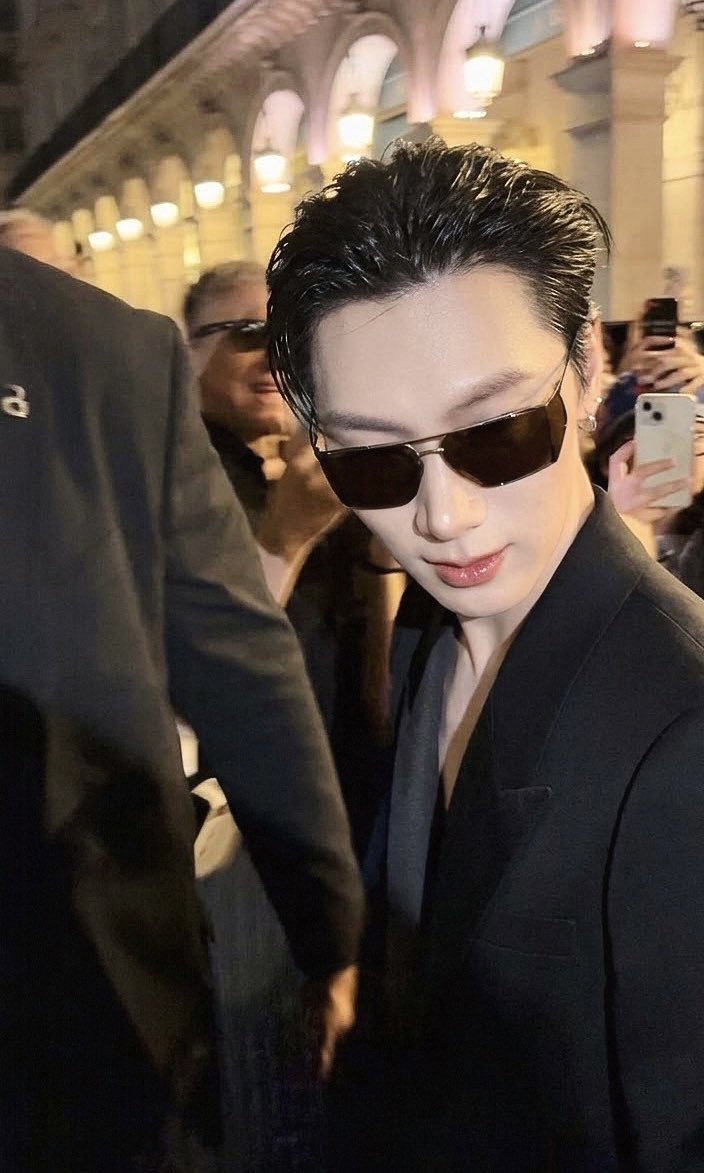 teebangcare's tweet photo. โห ให้เลยอะ ออร่าดาราท่านเหนือกว่าเรามาก โคตรหล่อโคตรบอส

TEN AT SAINT LAURENT SUMMER27 
#TENforYSLPFW27
#SaintlaurentxTEN https://t.co/uREpxlECKj