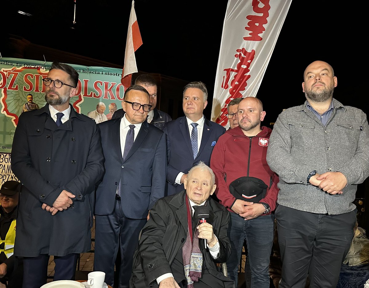 DolnyMokotow's tweet photo. Jesteśmy pod Trybunałem Konstytucyjnym.
💪🏼♥️🇵🇱 https://t.co/vJmMCbNoQH