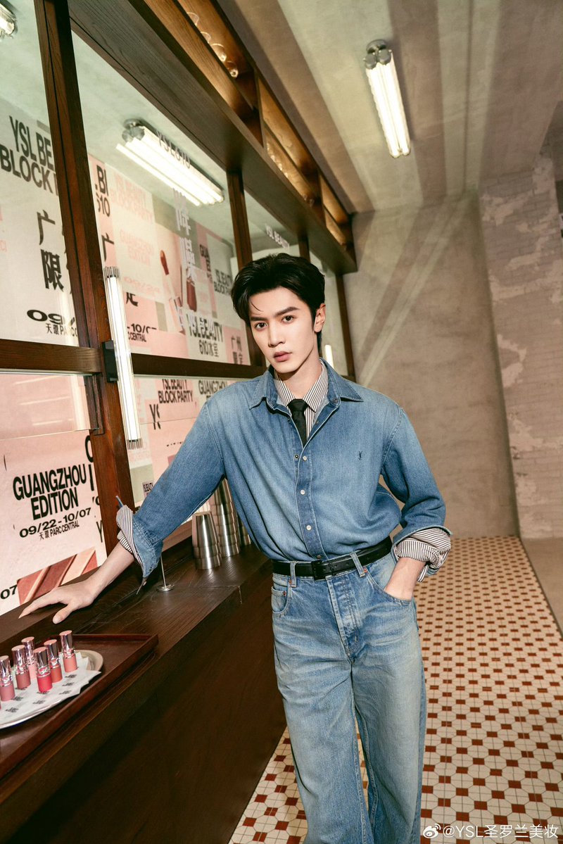 iiinggg16's tweet photo. This is going to be such a lovely night for the fans 🫶 ZHEYUAN SHINES IN PARIS @YSL #CHENZHEYUANForYSL #CHENZHEYUANXSAINTLAURENT #CHENZHEYUAN https://t.co/rDck1c32Yx