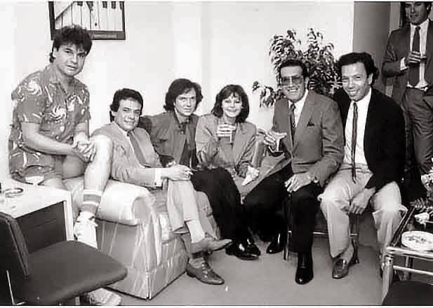 alfredotourne's tweet photo. @Cuauhtemoc_1521 Y esa foto está incompleta. En la foto original, aparece junto a ellos un ejecutivo histórico de la música que estuvo detrás de las carreras de los 4 y logró catapultarlos en los 80s. Fernando Hernández. https://t.co/47Xm6UXmJh