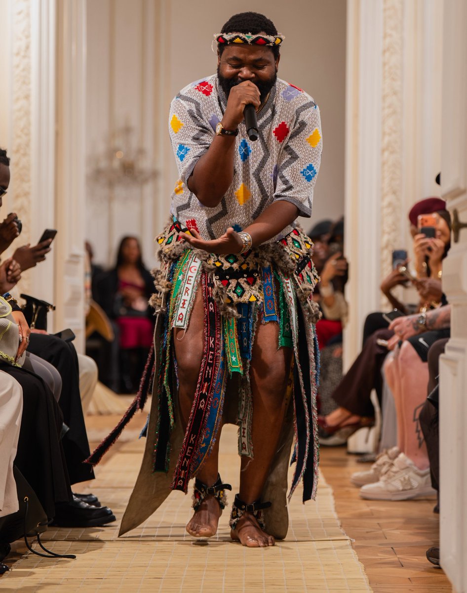sahiphop_piano's tweet photo. Sjava performed at MaXhosa’s first ever full runway show at Paris Fashion Week 🇫🇷👕👖🧥👗

Big shoutout to Laduma 👏🏿🇿🇦 https://t.co/0AHPS0298u