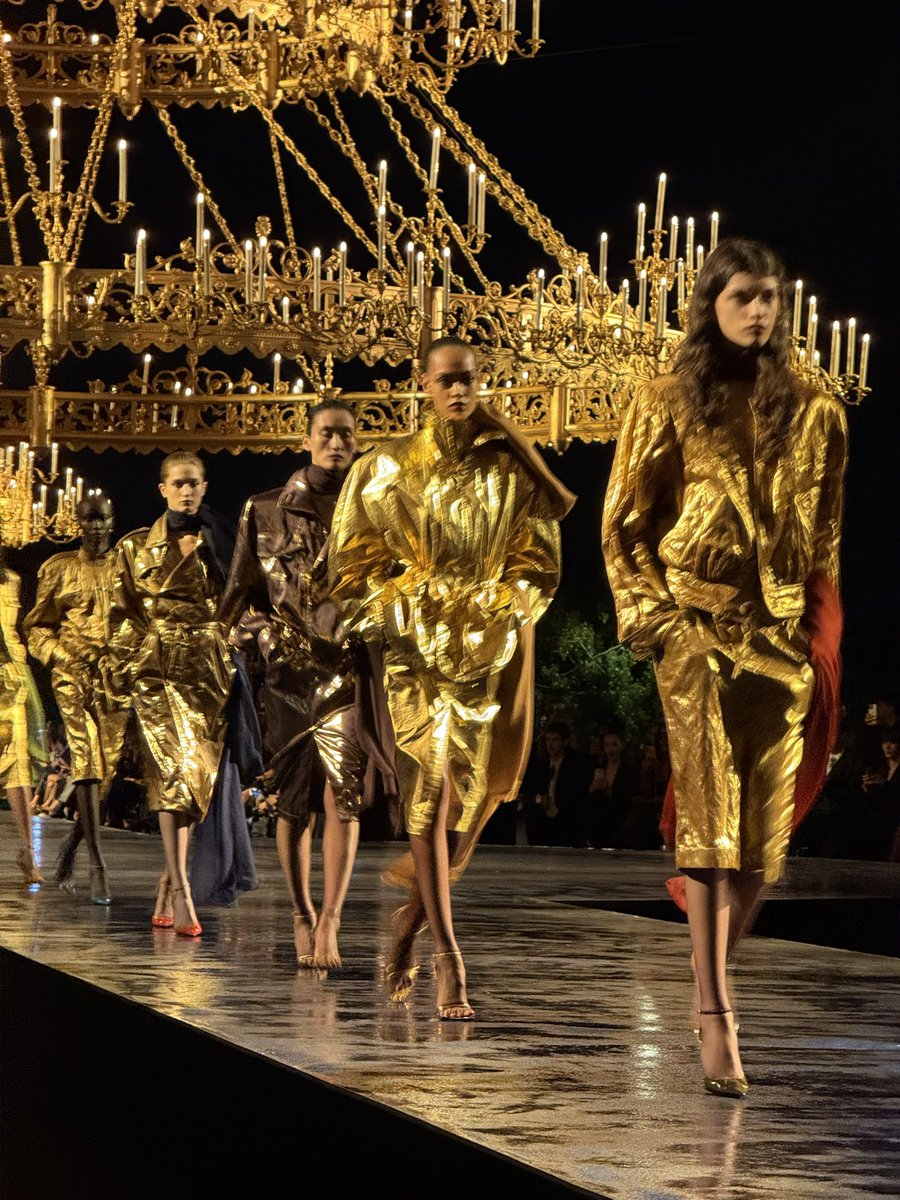 StreetFashion01's tweet photo. WOW. Anthony Vaccarello’s final Saint Laurent Show. every look was gold😭 https://t.co/MAv5BWBrFy