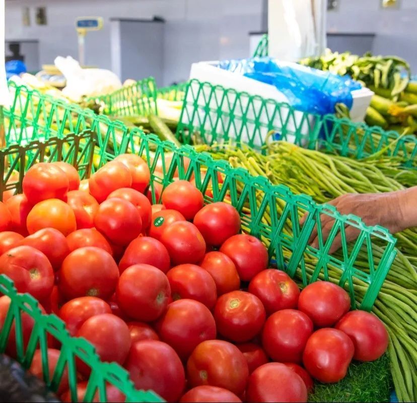 AlmedaMicthell's tweet photo. Hoy en el mercado: tomates jugosos, espinacas frescas y aceite de oliva virgen extra. Precios geniales para cocinar comidas ricas y saludables esta semana. https://t.co/RlzdiSfs8U