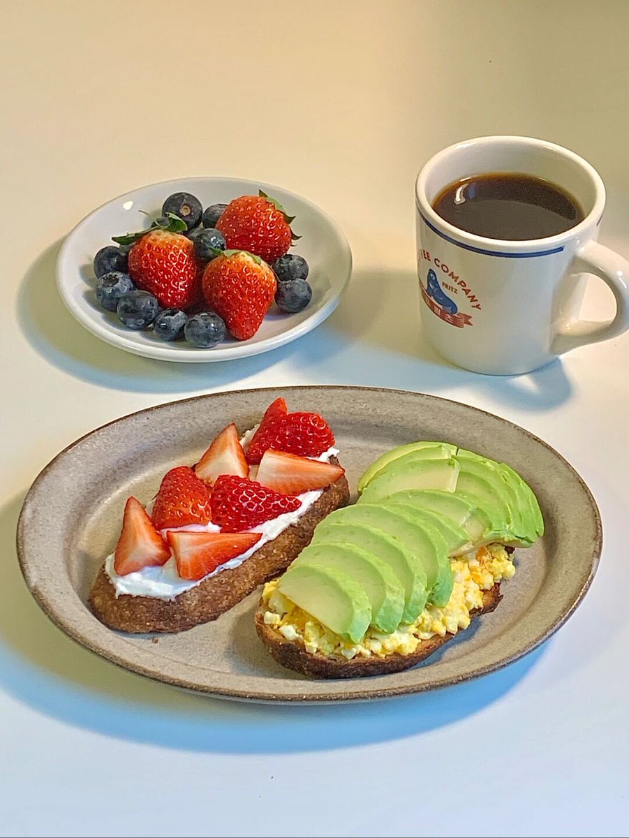 EnochYokota's tweet photo. Un desayuno rápido pero delicioso: café recién hecho + pan con aguacate y un chorrito de limón. Perfecto para empezar el día con energía. https://t.co/r31PQSWg5g