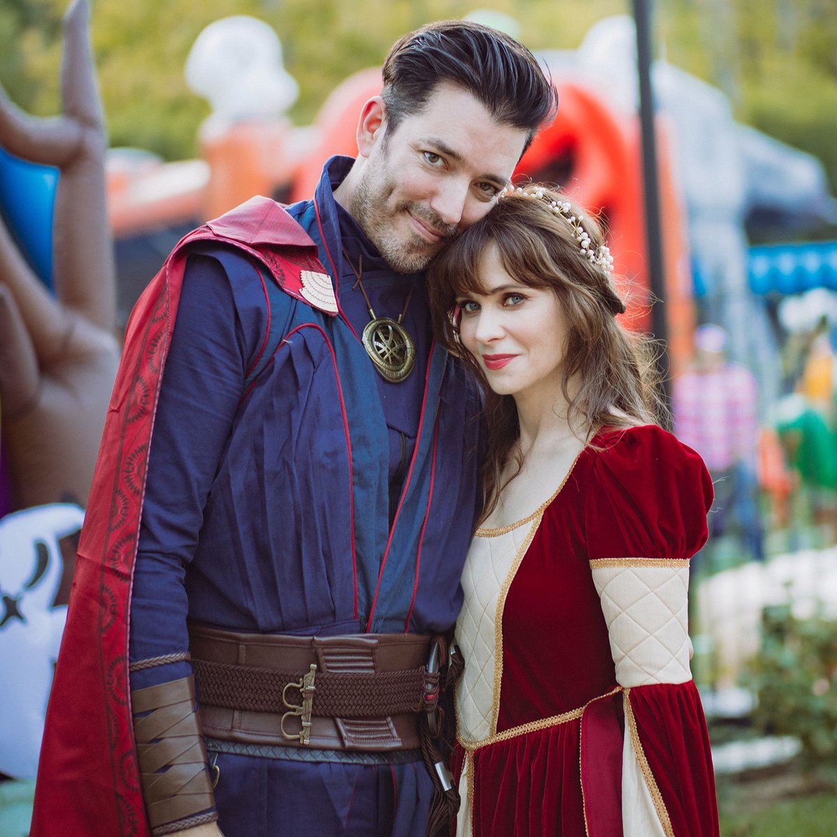JonathanScott's tweet photo. Judging my past halloween costumes and decor🎃: https://t.co/ZQJFDRkZZ9 https://t.co/mePGAv77Wi