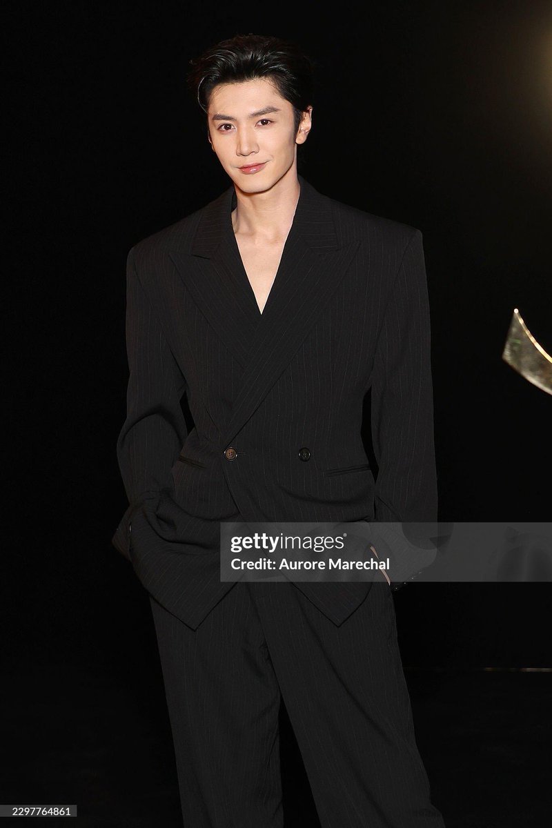iiinggg16's tweet photo. A new Chen Zheyuan look is my favorite kind of surprise 🎁 ZHEYUAN SHINES IN PARIS @YSL #CHENZHEYUANForYSL #CHENZHEYUANXSAINTLAURENT #CHENZHEYUAN https://t.co/iJGjUIN66a