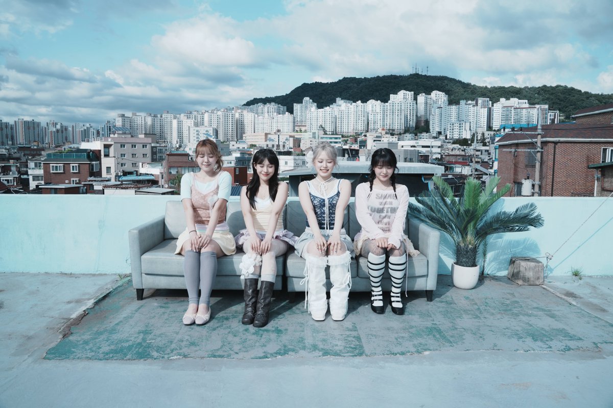 Ieokit_official's tweet photo. GROUP TEASER IMAGE [1/3] #IEOKIT

IEOKIT — The 1st Single Album
【CONNECT】

🌐 2026.08.26 12PM (KST)

#이어킷 #IEOKIT_CONNECT #CONNECT https://t.co/f3MyzGbx6J