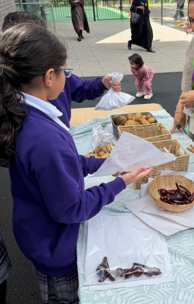 olive_bburn's tweet photo. Proud to see our little gardeners wrap up their final harvest and sell their homegrown veggies today!
🥕🥦🧅 🥔 
#WeAreStar 
#CommunityGarden #LittleGrowers #FinalHarvest #YoungEntrepreneurs https://t.co/o5hAg1lpMZ