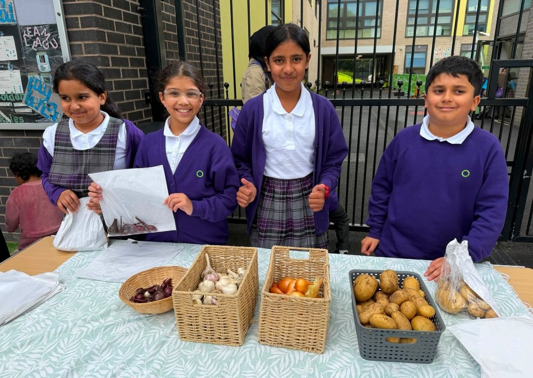 olive_bburn's tweet photo. Proud to see our little gardeners wrap up their final harvest and sell their homegrown veggies today!
🥕🥦🧅 🥔 
#WeAreStar 
#CommunityGarden #LittleGrowers #FinalHarvest #YoungEntrepreneurs https://t.co/o5hAg1lpMZ