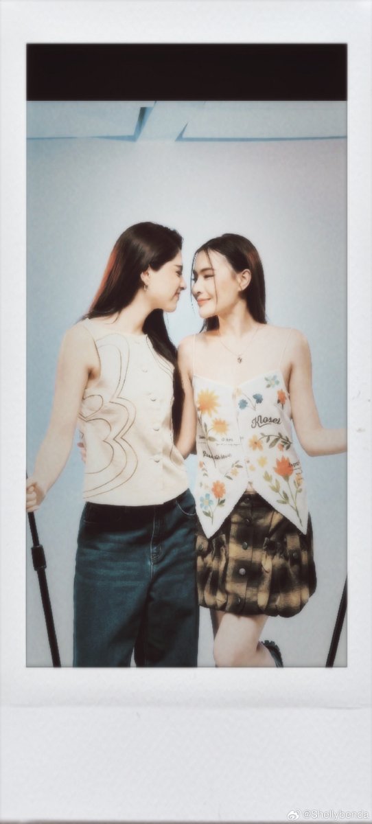 SPUSAOFC's tweet photo. [2026-09-29] Shelly Weibo Update  

"The live session for "ฝันลำเอียง" is out now! Have you listened to it? Did you like it? 🥺
Feel you free to share your thoughts with me, too~

As for me... I just want to rest my head on that beautiful lady's shoulder and sleep the whole night through. 🤭🤍" 

original: "《ฝันลำเอียง》的 Live Session 已经上线啦～大家听了吗？喜欢吗？🥺
也可以来跟我分享一下你们的感受呀～

至于我嘛……只想靠在漂亮姐姐的肩膀上睡一整晚🤭🤍"  

🔗 https://t.co/AUzAcAp8HT

#shellybenda #evershelly #shellypundao