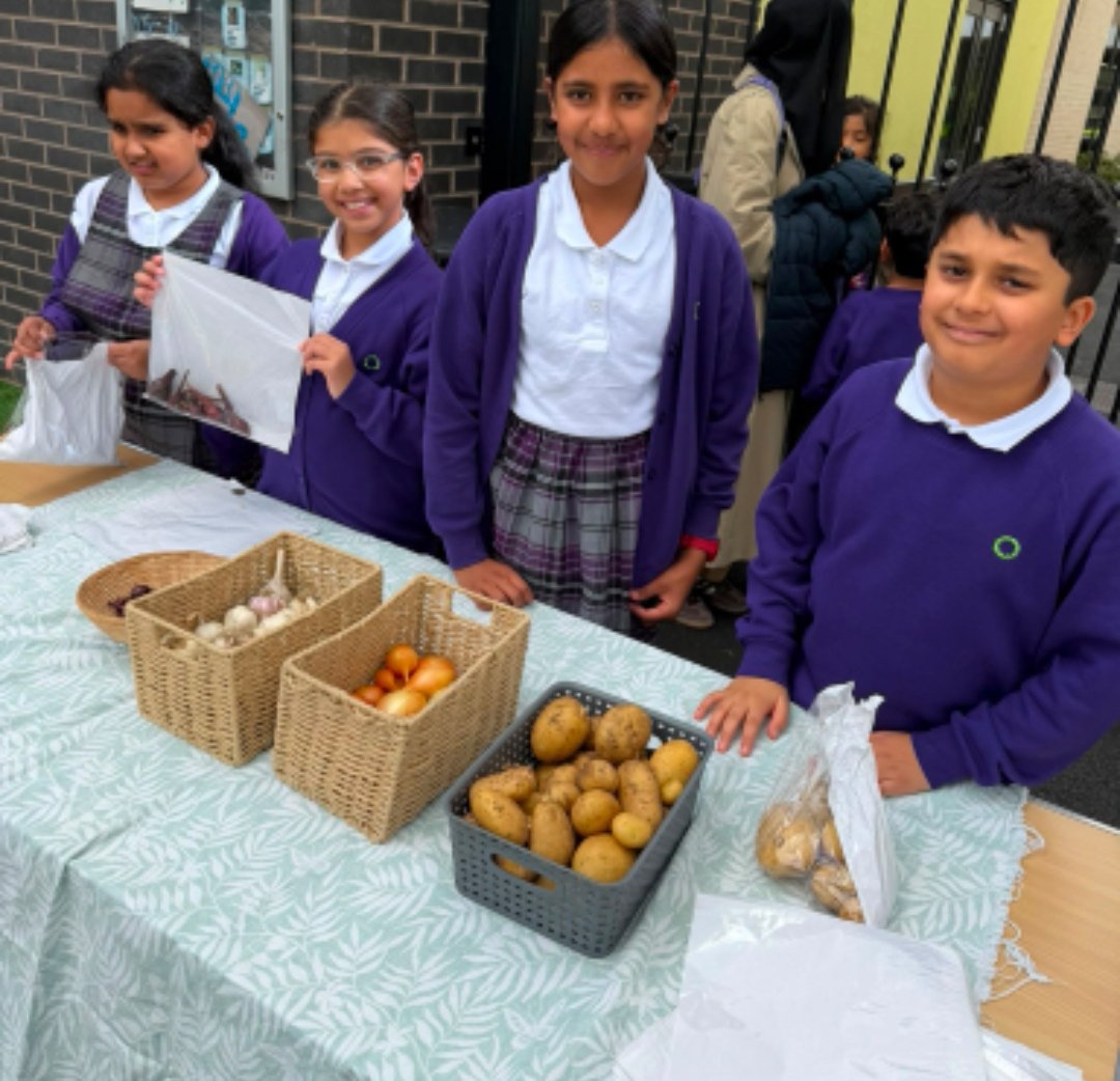 olive_bburn's tweet photo. Proud to see our little gardeners wrap up their final harvest and sell their homegrown veggies today!
🥕🥦🧅 🥔 
#WeAreStar 
#CommunityGarden #LittleGrowers #FinalHarvest #YoungEntrepreneurs https://t.co/o5hAg1lpMZ
