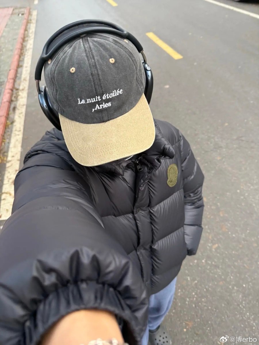 Ichameii2's tweet photo. [Funny guy shows off his cool hat with a playful "哉腔" vibe, rocking the stylish cylinder缸 in a casual street scene!]， https://t.co/GK57bxUwyQ