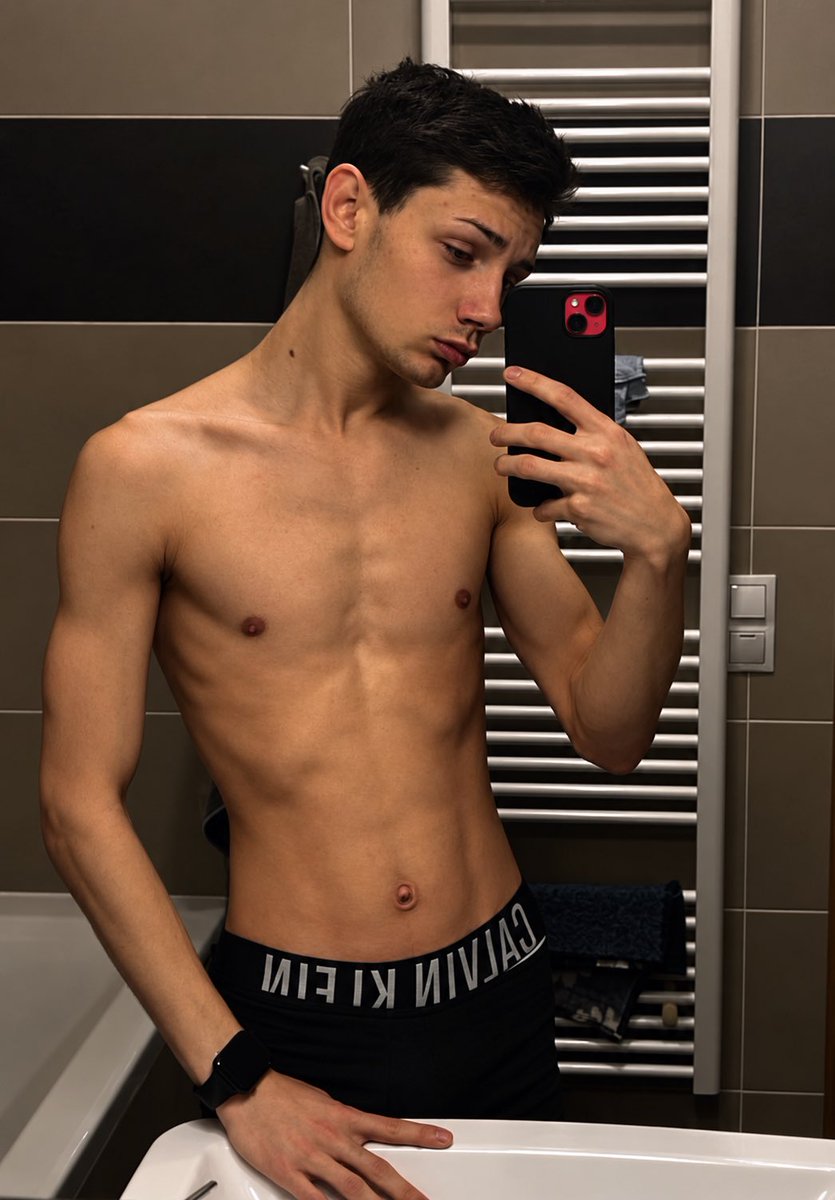 NilsLarsen_OF's tweet photo. Mirror check… would you look twice? 😏

#NilsLarsen #Twink #MirrorSelfie https://t.co/OBNpyxVkZu