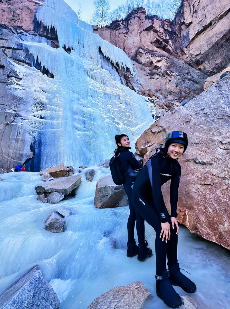 l_acolla_79_5e2's tweet photo. Watching the waterfall with my travel buddy—when we asked, the guide said this hidden spot’s the best! https://t.co/nE98e6eQps