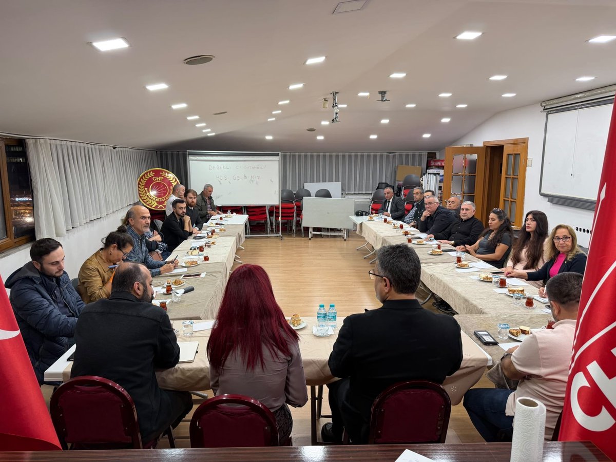 bahcelievlerchp's tweet photo. İlçe Yönetim Kurulumuz, İlçe Başkanımız Sayın Gökmen Güneş’in başkanlığında, Eylül ayının son olağan yönetim kurulu toplantısını gerçekleştirdi. 

Önümüzdeki sürecin çalışma planlaması ile Cumhuriyet Halk Partisi, halkın ve halkın sorunlarının yanında olmaya devam edecek. https://t.co/Sj7gzIcyOr