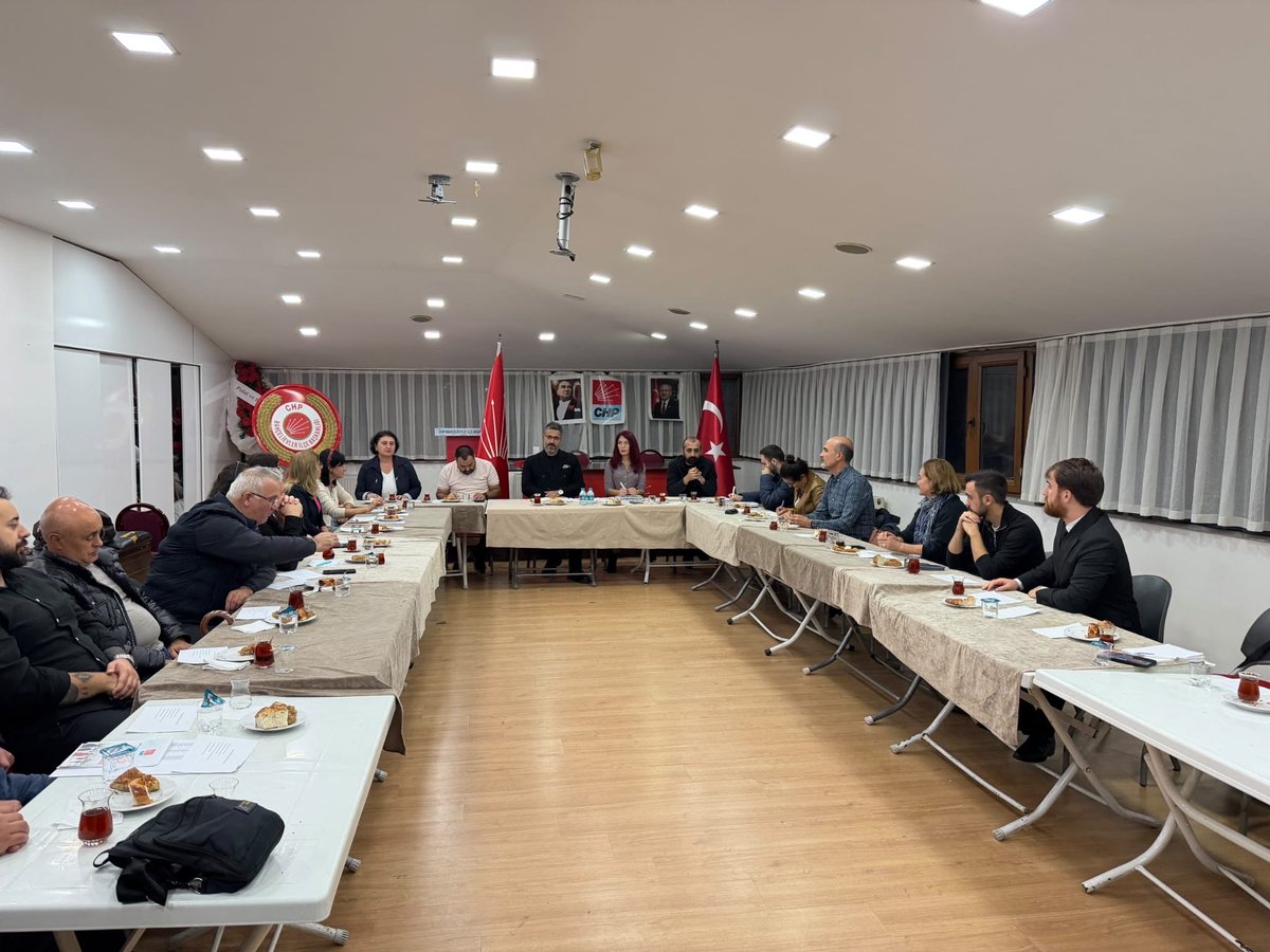 bahcelievlerchp's tweet photo. İlçe Yönetim Kurulumuz, İlçe Başkanımız Sayın Gökmen Güneş’in başkanlığında, Eylül ayının son olağan yönetim kurulu toplantısını gerçekleştirdi. 

Önümüzdeki sürecin çalışma planlaması ile Cumhuriyet Halk Partisi, halkın ve halkın sorunlarının yanında olmaya devam edecek. https://t.co/Sj7gzIcyOr
