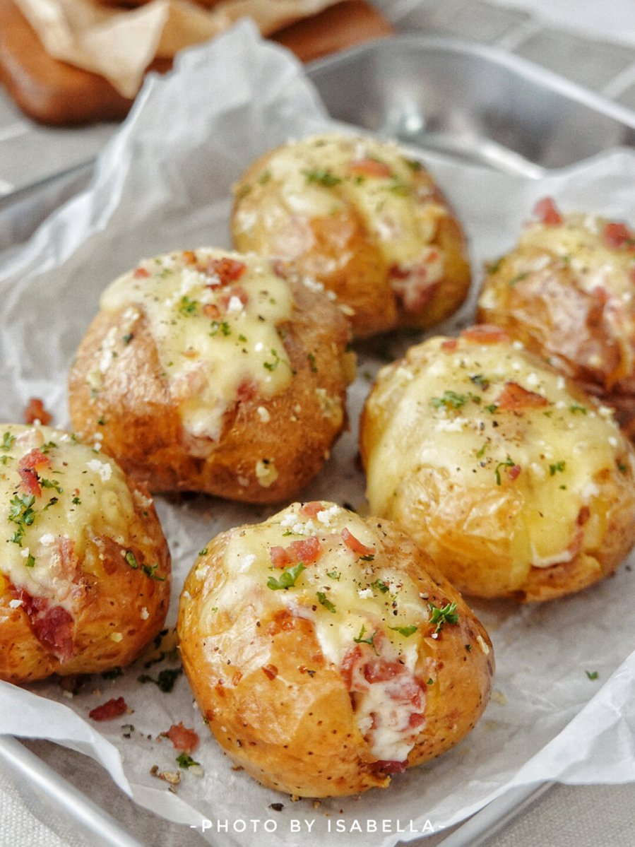 RachelBangpkh's tweet photo. Hoy hice patatas asadas con ajo y perejil, crujientes por fuera y tiernas por dentro — un plato sencillo pero delicioso para acompaar cualquier comida! https://t.co/BAIDdLVwgD