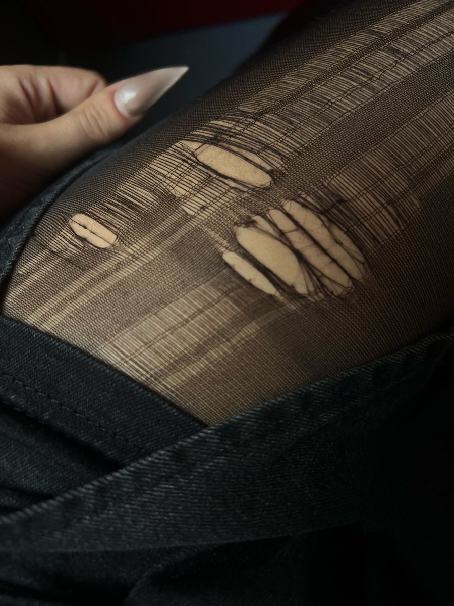 VossPi3's tweet photo. Noch ganz neu hier. 💋

Ich mag schöne Dinge.
Und Männer, die wissen, was gute Aufmerksamkeit wert ist.

Ich bin nicht hier, um dir hinterherzulaufen.
Du willst meine Aufmerksamkeit? Dann zeig mir, was sie dir wert ist.

#geldherrin #göttin #sklavegesucht 

Schreib mir. 🖤 https://t.co/JXGIfDmGXQ