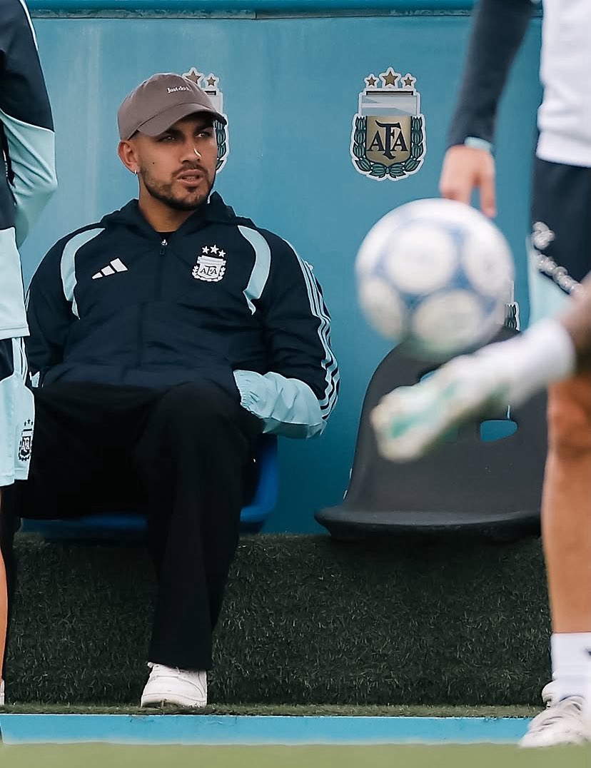 10llleo's tweet photo. باريديس تواجد اليوم في تدريبات المنتخب الأرجنتين🥺 https://t.co/7FoyVvnNLR