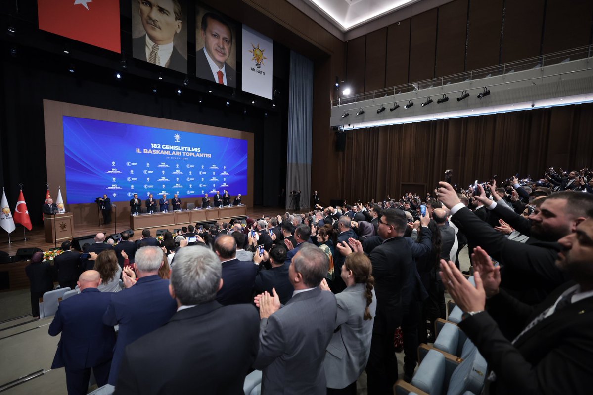 tugbaisikercan's tweet photo. 📍AK Parti Genel Merkez

Genel Başkanımız ve Cumhurbaşkanımız Sayın @RTErdogan’ın başkanlığında Genişletilmiş İl Başkanları Toplantımızı gerçekleştirdik. Toplantımızın ve alınan kararların ülkemiz, milletimiz için hayırlara vesile olmasını niyaz ediyorum.

Halka hizmet, Hakk’a hizmettir anlayışıyla büyüyen kutlu yürüyüşümüze katılarak AK Parti ailemize dâhil olan ilçe belediye başkanlarımıza "Hoş geldiniz" diyor; eser ve hizmet belediyeciliği vizyonumuzla milletimize sunacakları kıymetli çalışmalarında her birine muvaffakiyetler diliyorum.