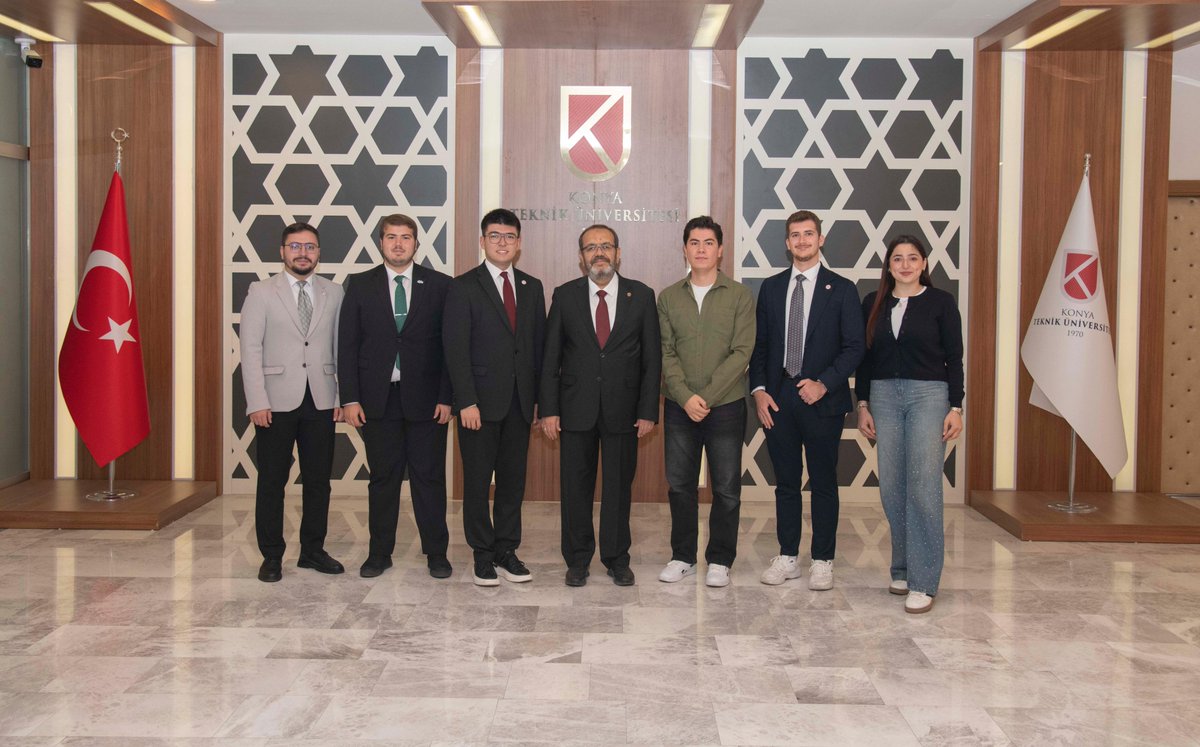 GencKtun's tweet photo. KTÜN Genç Yeşilay Topluluğu olarak, Rektörümüz Sayın Prof. Dr. Osman Nuri Çelik’i makamlarında ziyaret ettik. Yeni dönem faaliyetlerimizi ve hedeflerimizi istişare ettiğimiz Sayın Rektörümüze; projelerimize gösterdikleri yakın ilgi ve nazik kabulleri için teşekkür ederiz. 🌿 https://t.co/3MYVggN4z3