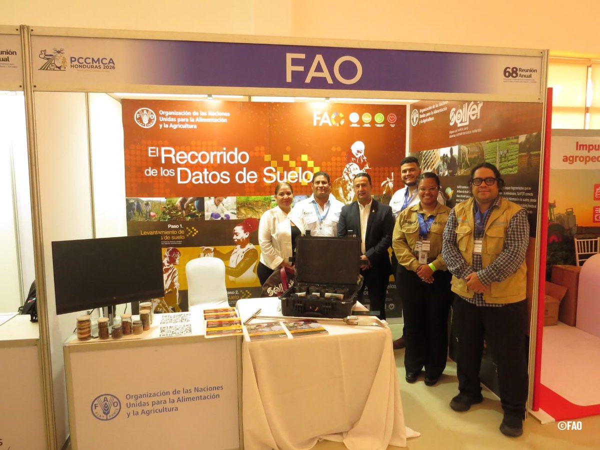 FAOHonduras's tweet photo. 🌎 El proyecto #SoilFER también está presente en el #PCCMCA con un stand, donde comparte información sobre su trabajo para promover el manejo sostenible de los #suelos. 🌱
#TelaAtlántida
#InnovaciónAgrícola
#Suelos https://t.co/d5BKrLzkOa