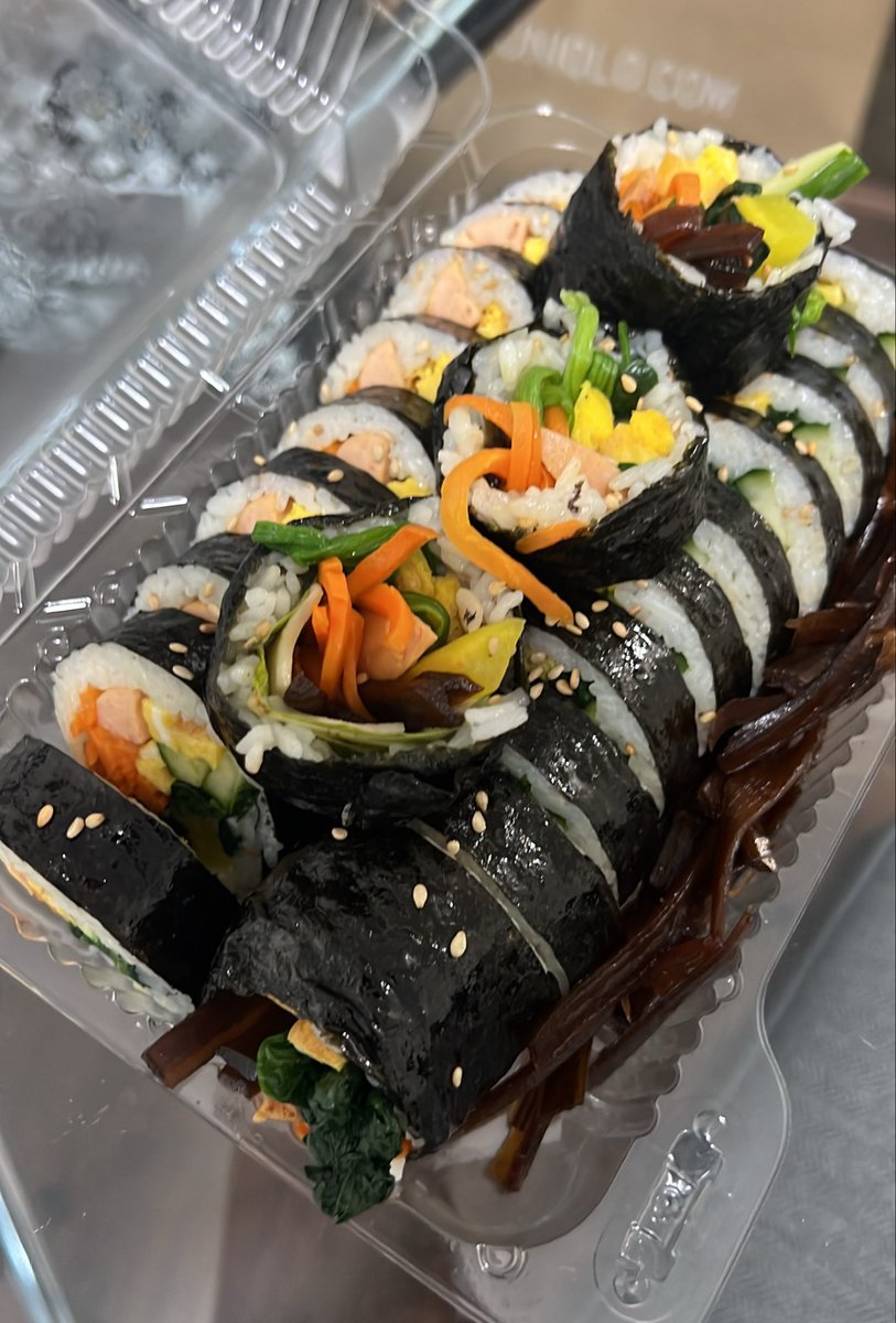 kebeansprouts's tweet photo. Braised burdock gimbap from my neighbours https://t.co/FrVP9PWzz2