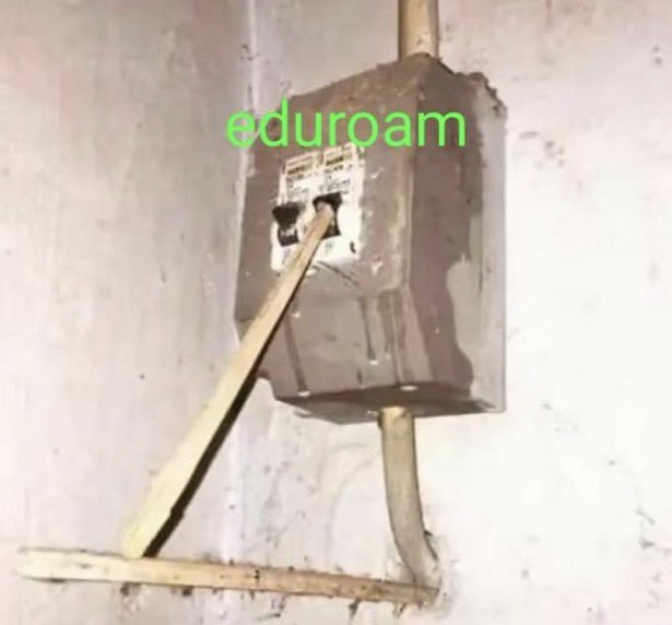 alurcarda's tweet photo. puta que pariu perdi metade da reuniao com meu orientador de tcc por causa desse wifi maldito https://t.co/T8QS8RbD4Q